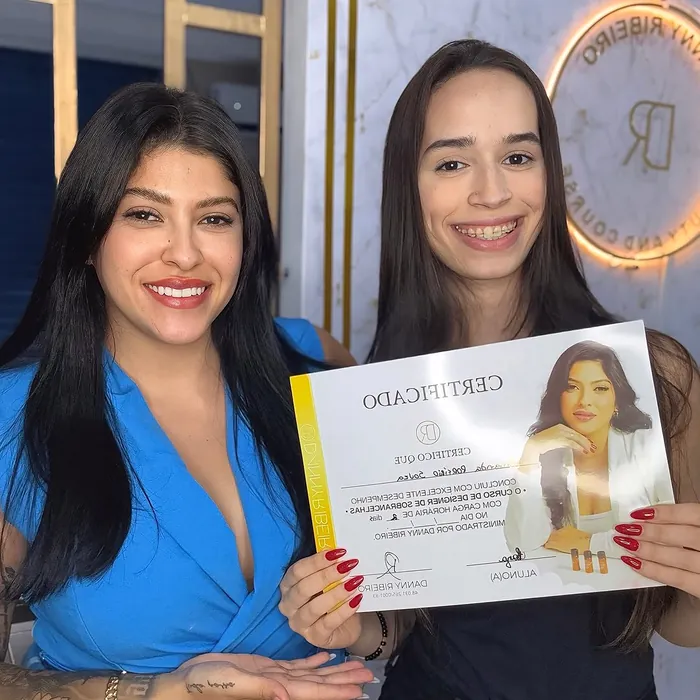 Aluna de Brasília formada, com certificado, ao lado da Danny