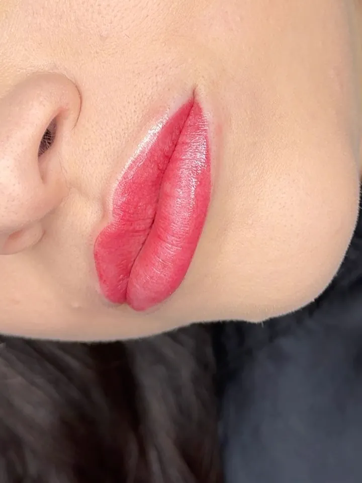 Lábios com micropigmentação labial em tom rosado